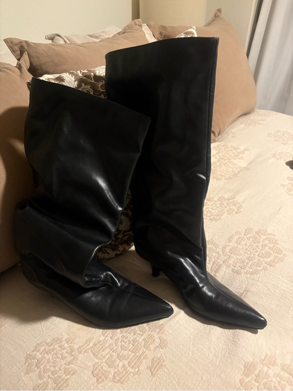 Women's Black Pointed-Toe Mid-Knee Boots